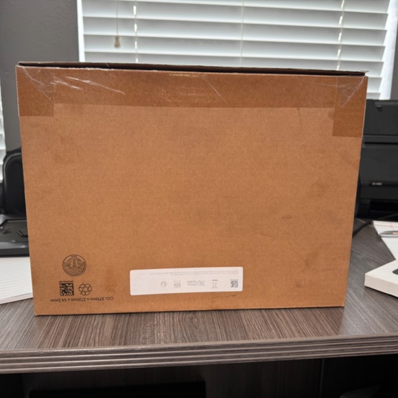 "Microsoft Surface Pro 9 with 5G - Microsoft SQ 3, 16GB RAM, 256GB - Platinum - Picture 6 of 8